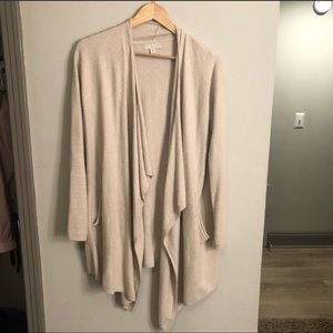 Cream Barefoot dreams cardigan. Only worn twice. Excellent condition!